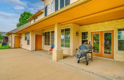 Red Oak House | Red Oak Group Getaway w/Yard + Patio