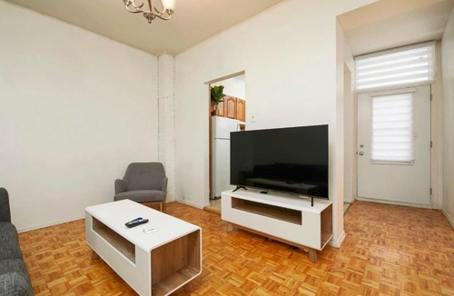 Plateau Mont Royal Apartment | Refined Downtown Getaway – A Stylish Stay