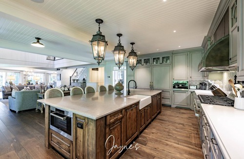 Seguin Cottage | Regal 9 bed 6 bath Cottage + Boathouse + Coachhouse on Lake Joe!