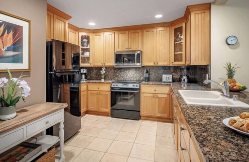 Bayview Condo | Regency 620 Private Top Level By Suite Paradise