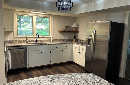 Edgemont House | Relax and Refresh right on the lake!