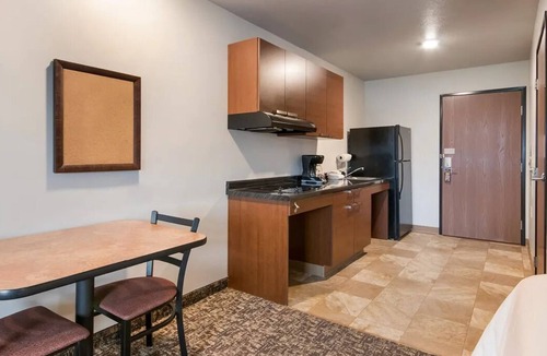 Brookings Hotel | Relax & Explore Brookings – Queen Bed w/Recliner and Full Kitchen Included