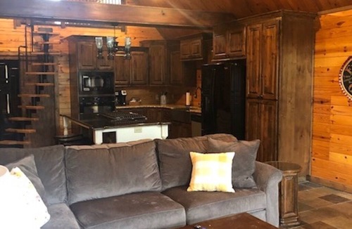 Jefferson Cabin | Relax, Fish, Visit Historic Jefferson & Caddo Lake