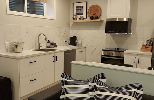 Saskatoon House | Relax on 4th! 2 yrs old, like new, meticulously clean suite in perfect location!