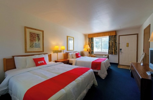 Eureka Springs Hotel | Relaxation Awaits in King Bed Room Near Eureka Springs' Scenic Locations