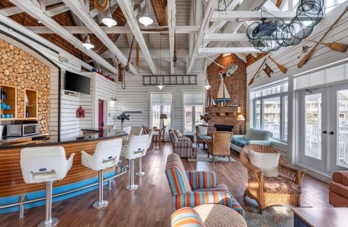 The Blue Mountains Hotel | Relaxing 1-Bedroom Stay with Balcony and Kitchenette Convenience