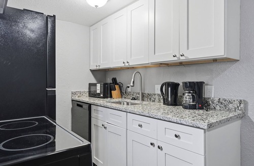 South Arlington Apartment | Relaxing 1BR townhome with modern touches