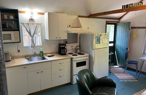Youngs Point Cottage | Relaxing Dog Daze Cottage Retreat at the Lake Edge Cottages!