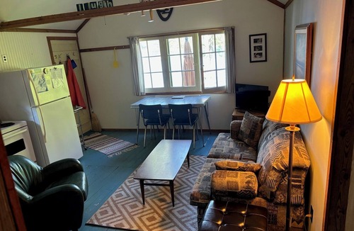 Youngs Point Cottage | Relaxing Dog Daze Cottage Retreat at the Lake Edge Cottages!