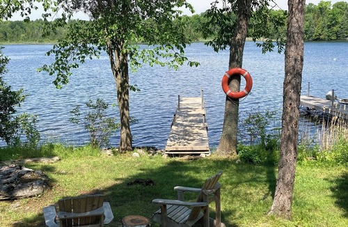 Youngs Point Cottage | Relaxing Dog Daze Cottage Retreat at the Lake Edge Cottages!