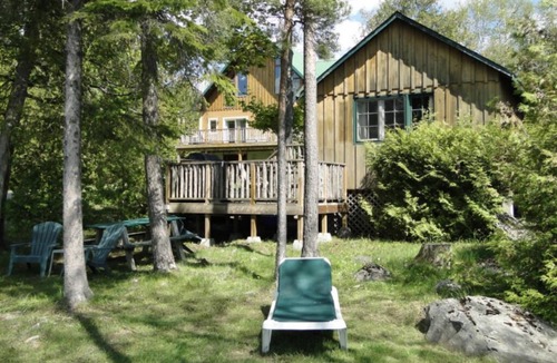 Youngs Point Cottage | Relaxing Hot Diggity Dog Cottage Retreat at the Lake Edge Cottages!