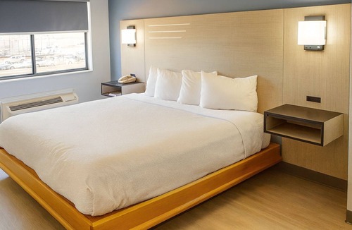 Van Buren Hotel | Relaxing Pet Friendly Room Perfect for a Relaxing Couple Getaway