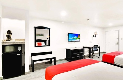 Oakville Hotel | Relaxing Room Close to Choke Canyon – Free Parking, Pet Allowed & Pool