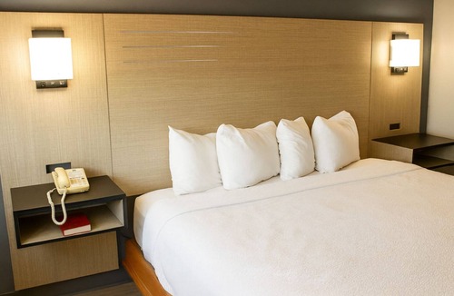 Van Buren Hotel | Relaxing Room Inn Room Near Interstate 40 and Close to Downtown