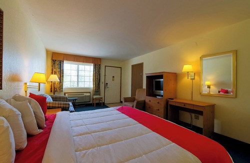 Eureka Springs Hotel | Relaxing Room w/Queen Bed + Jetted Tub in Peaceful Eureka Springs Setting