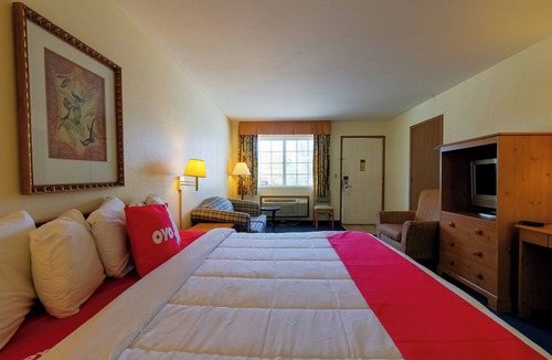 Eureka Springs Hotel | Relaxing Room w/Queen Bed + Jetted Tub in Peaceful Eureka Springs Setting