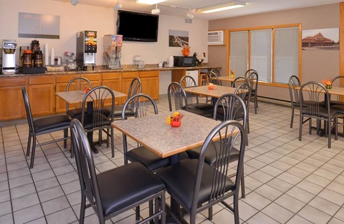 Atlantic Hotel | Relaxing Stay w/Complimentary Breakfast & Pet-Friendly Rooms Near Highway 6
