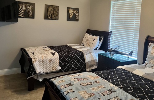 Springfield House | Relaxing sweet peaceful 2 bedroom 1.5 bathroom bungalow