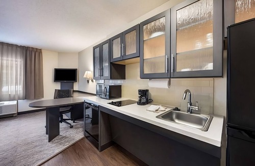 Memorial Hotel | Relaxing Vacation! Close to Toyota Center! Spacious Suites! Pets Allowed Here!
