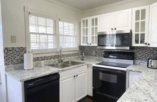 Amarillo House | ⭐️Renovated 3BD 2BA w/Sunroom ⭐️ Near I-40