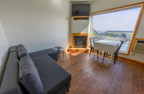Neebing Apartment | Resort room with two beds and a full kitchen and hottub access
