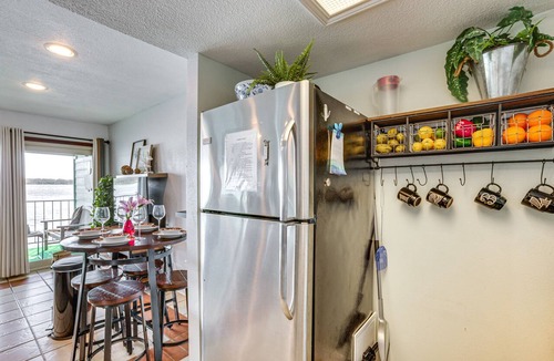 Seven Coves Condo | Resort-Style Lake Conroe Retreat w/Balcony & View
