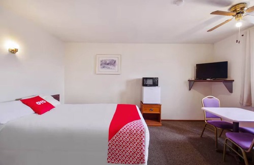 Cheyenne Wells Hotel | Restful Nights at Comfortable + Budget-Friendly Queen Room