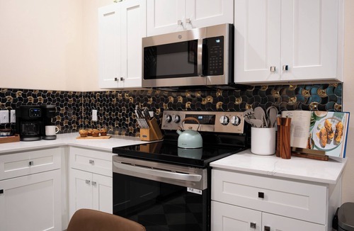 Downtown Apartment | Retro 1BR condo - Walk to Downtown