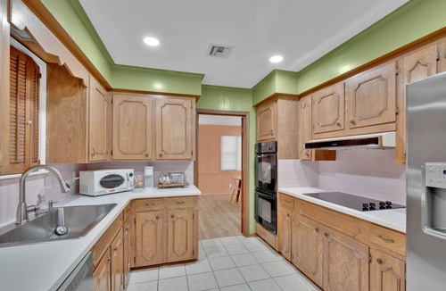 Springlake House | Retro Time Capsule · Mid-Century 3BR · Sleeps 9
