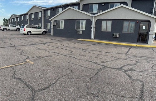 Lexington Hotel | Right off the Interstate, American style Restaurant/Bar Next door & Great Rates!