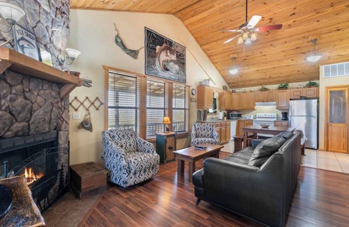 Eureka Springs House | River Cabin, Hot Tub, Sleeps 6!