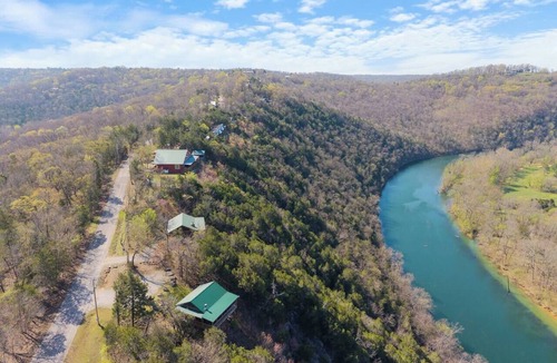 Eureka Springs House | River Cabin, Hot Tub, Sleeps 10!