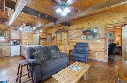 Eureka Springs House | River Cabin, Jacuzzi, Sleeps 6!