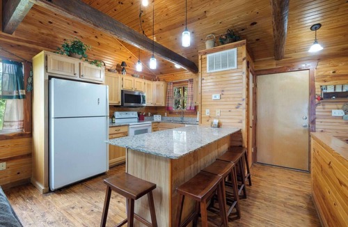Eureka Springs House | River Cabin, Jacuzzi, Sleeps 6!