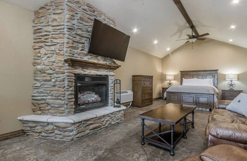 Amarillo Cabin | River Falls Venue & Lodges One-Bedroom Lodge