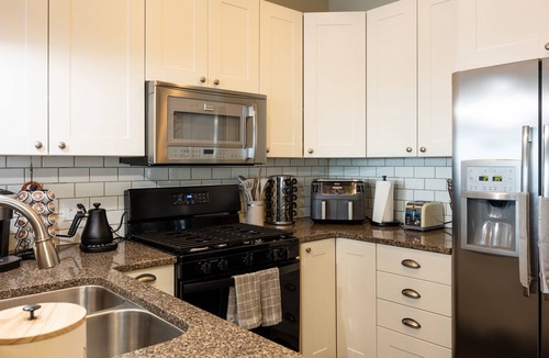 Toledo House | River Front Landing. Amazing Views. Made for You!