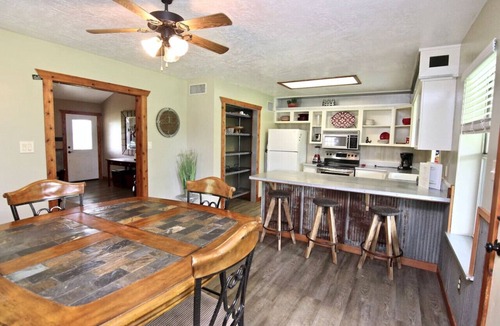Martindale House | River House | Sleeps 8 | WiFi | San Marcos River