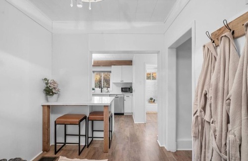 Peterborough House | River Retreat | Spa + Waterfront + Fire + Sauna