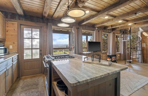 Eureka Springs House | River Views, Rustic Cabin for 2