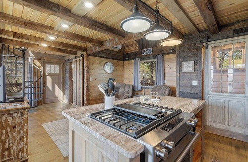 Eureka Springs House | River Views, Rustic Cabin for 2