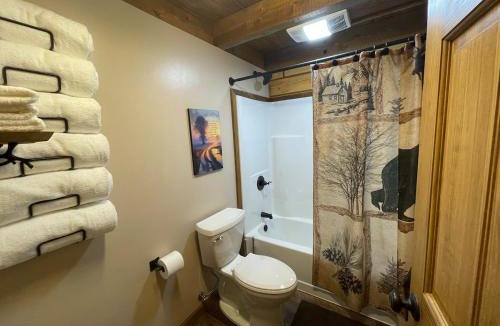 Houston House | Riverfront, Authentic, Luxury Log Cabin-Bison