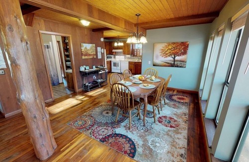 Mountain View House | RIVERFRONT CABIN, Close to ALL Attractions, Spectacular Views! Pet Friendly