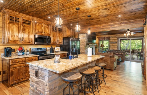 Glenwood Cabin | Riverfront Lodge with a Hot Tub