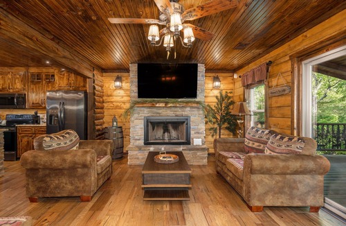 Glenwood Cabin | Riverfront Lodge with a Hot Tub