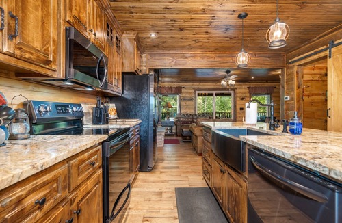 Glenwood Cabin | Riverfront Lodge with a Hot Tub