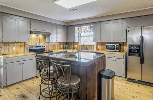 Wickliffe House | Riverfront Ventress Home w/ Patio & Shared Pier