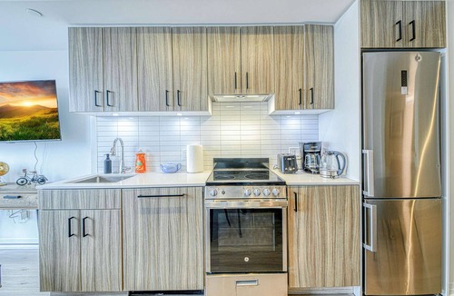 Garden District Hotel | RivetStays | The Jarvis Executive Suite – 1 Bedroom + Den Suite