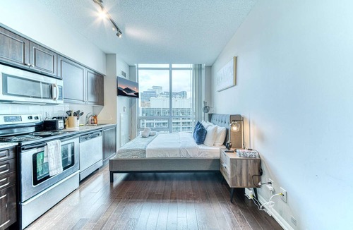 Fort York Hotel | RivetStays | The Neptune Executive Suite – Modern Studio