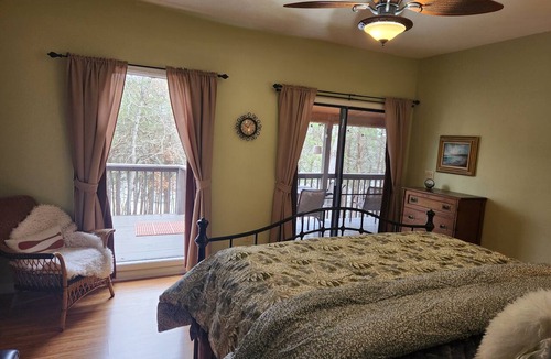 Eagle Rock Cabin | Robin's Nest-3 bedroom 2 bath waterfront cabin on Table Rock w/Wi-Fi & hot tub
