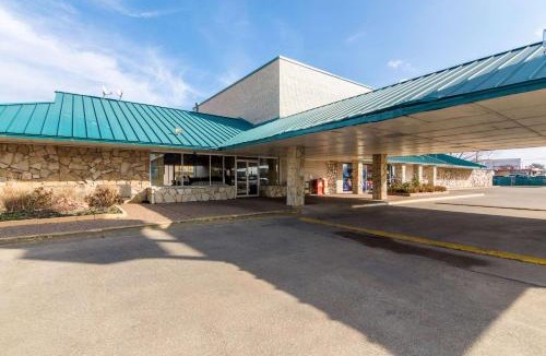 South Arlington Hotel | Rodeway Inn Arlington Entertainment District Area